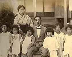 正装の園長と園児達