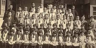 制服での園児集合写真