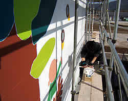 園舎壁画制作(武内祐人氏)