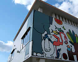 園舎壁画制作(武内祐人氏)