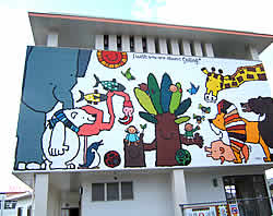 園舎壁画制作(武内祐人氏)